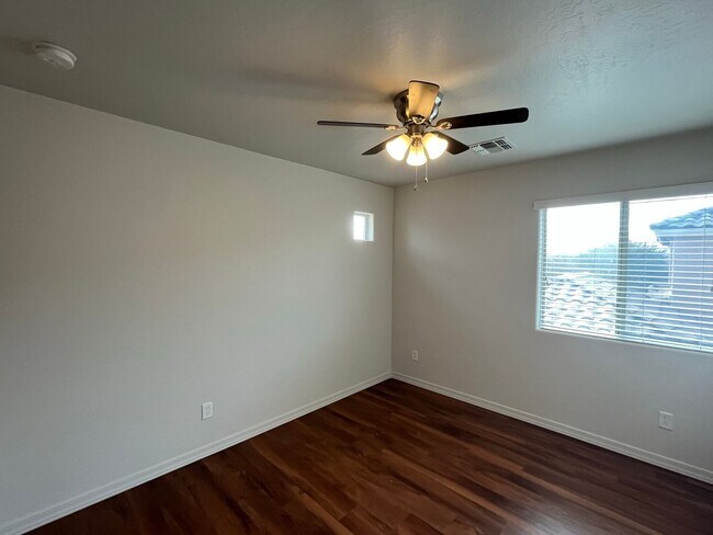 Building Photo - 4 Bedroom Home with Loft in Stonefield Com...