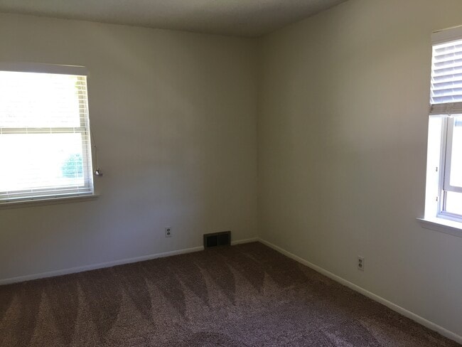 Building Photo - 4 bed - 2 bath Charming single family home...