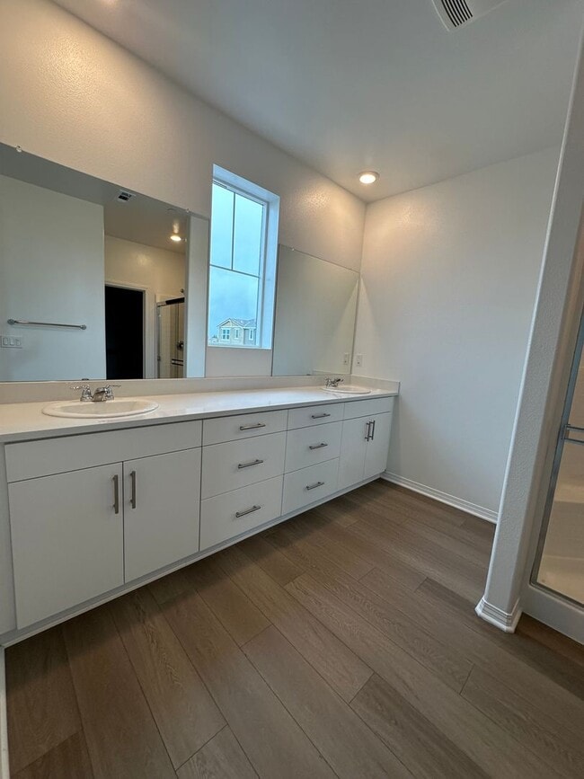 Building Photo - 1 Year Old Lenner 3 Bedroom + Loft Condo i...