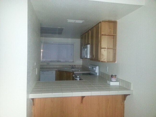 Building Photo - 3 bedroom Townhouse in a gated community