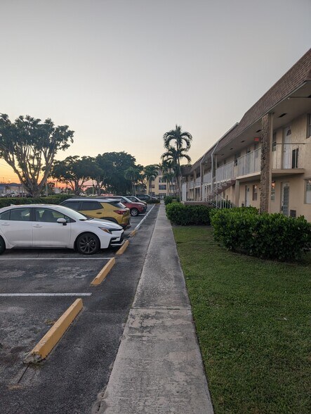 Building Photo - 9911 Sandalfoot Blvd