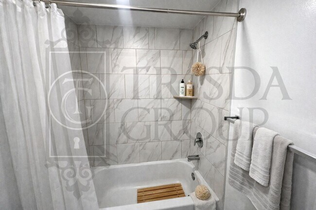 Building Photo - Move In Ready! North Hills School District, Parking, Updated 2 BR, Quartz Countertops, AC, Laundr...