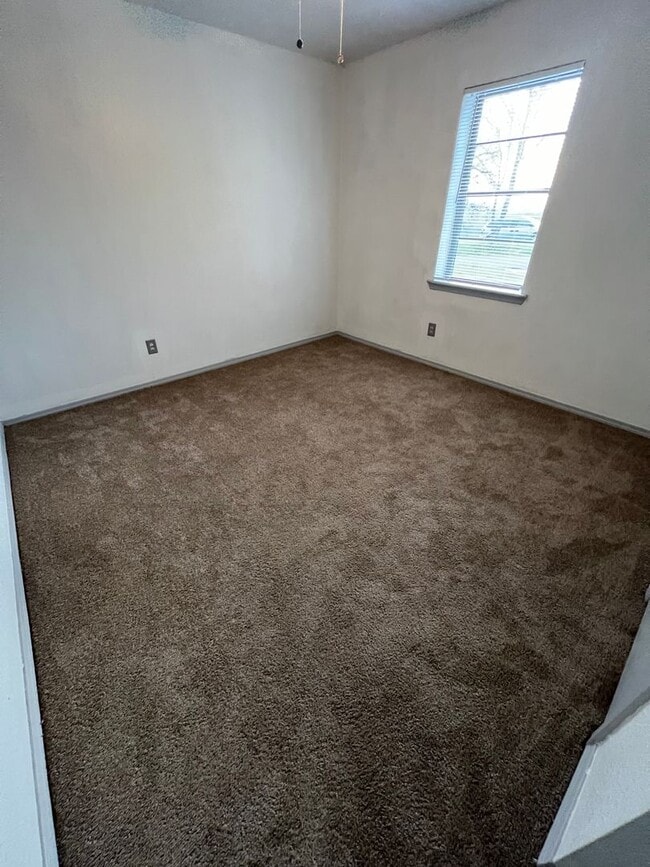 Building Photo - 4 Bed 1.5 Bath House, Total Electric with ...