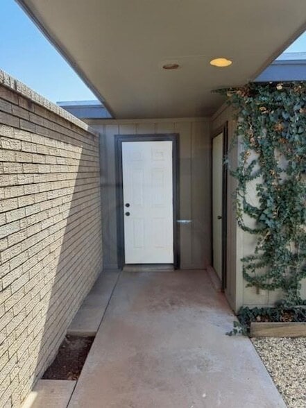 Building Photo - 1402 W Pecan Ave