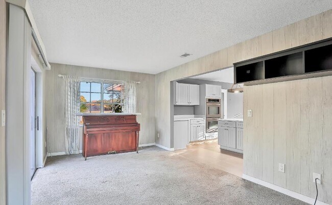 Building Photo - 716 Medina Ct