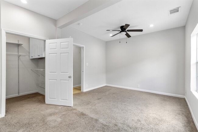 Building Photo - 405 Medina St