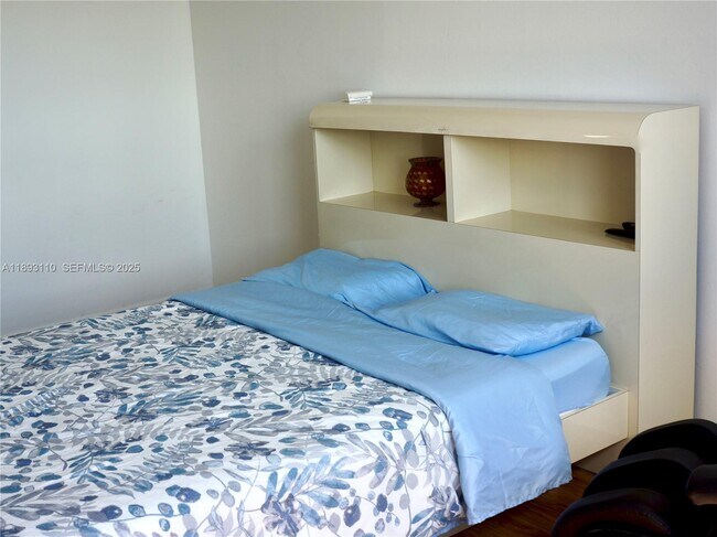 Building Photo - 300 Bayview Dr