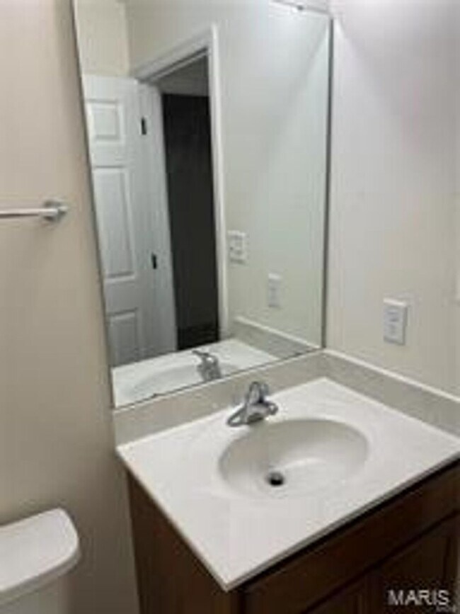 Building Photo - Lovely 4 bedroom, 2.5 bath, 2 car garage