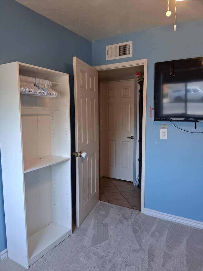 Building Photo - 7205 E Bellingham Dr