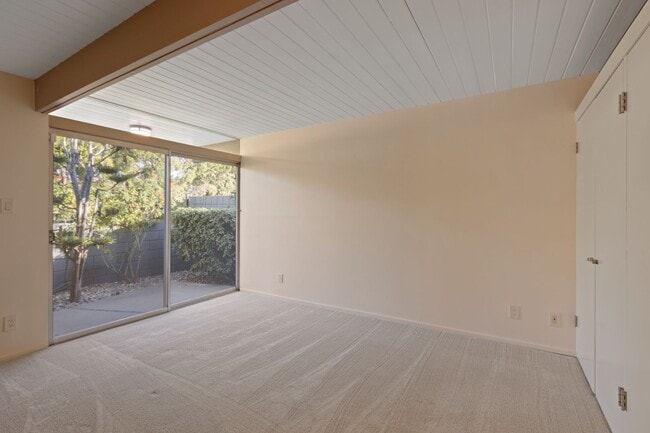 Building Photo - Stunning Mid-Century Modern 4 BR 3 BA with Bonus Room and Office