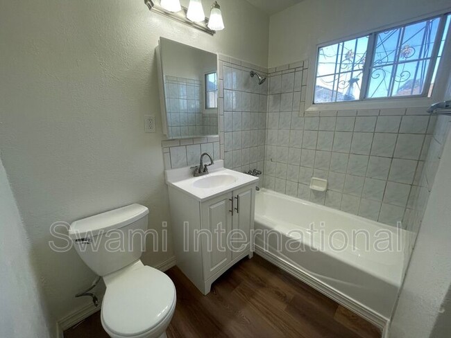 Building Photo - 724 W 80th St