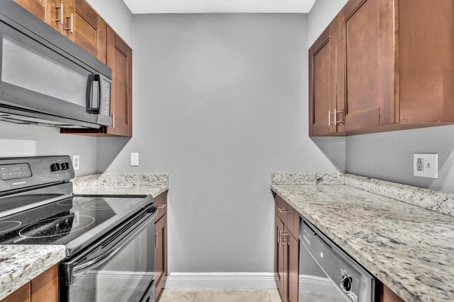 Building Photo - 2811 N Oakland Forest Dr