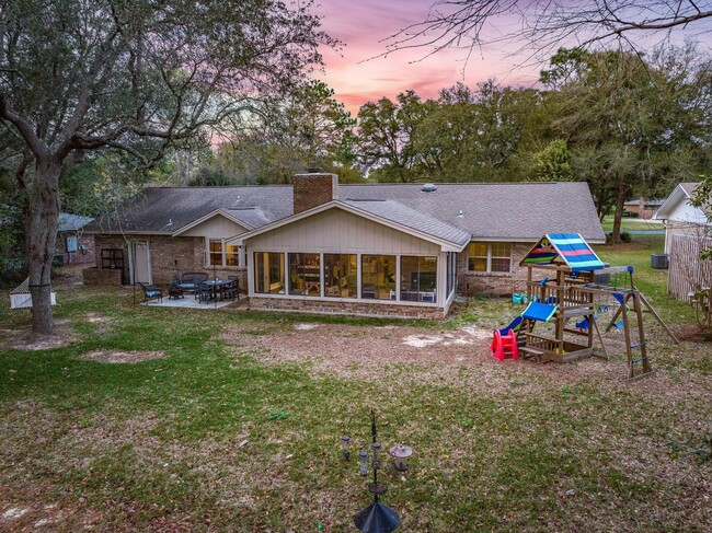Building Photo - 349 Sharon Dr