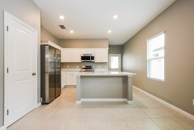 Building Photo - Lovely 3 Bedroom Home in Island Walk