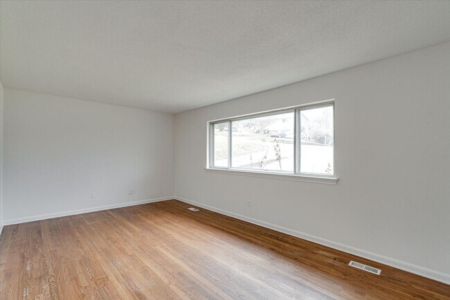 Building Photo - 3 bedroom, 1.5 Bathroom for rent!