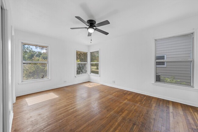 Building Photo - 3025 Mitchell Ave