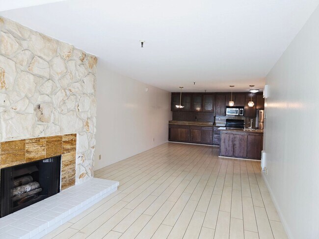 Building Photo - Top Floor Condo Unit