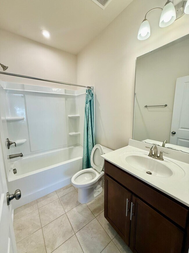 Building Photo - 127 Heathbrook Ln