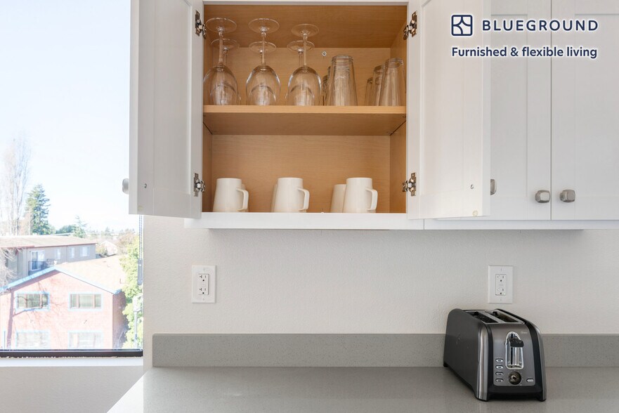 Building Photo - 1698 University Ave