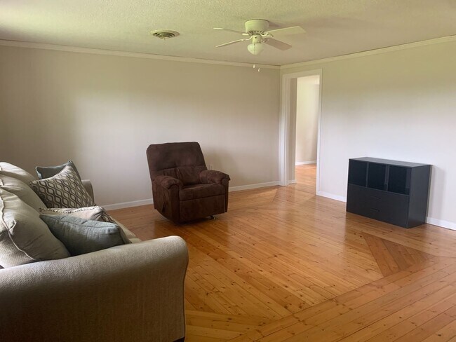 Building Photo - AVAILABLE NOW! 3 Bedrooms/1 1/2 Bath with Double living room space.