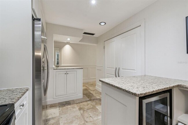 Building Photo - 1 Beach Dr SE