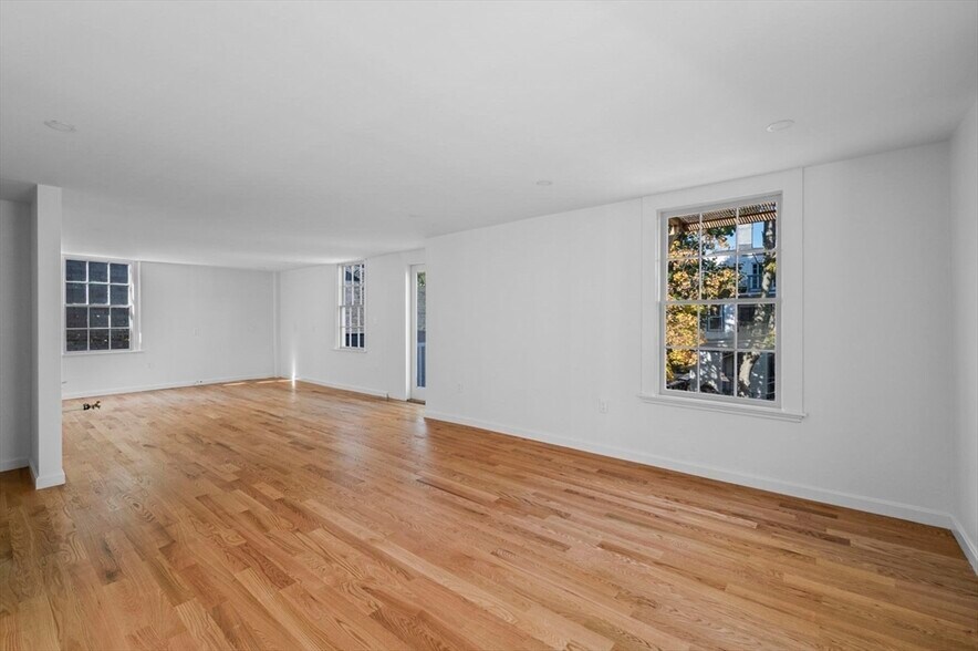 Building Photo - 15 Lynde St