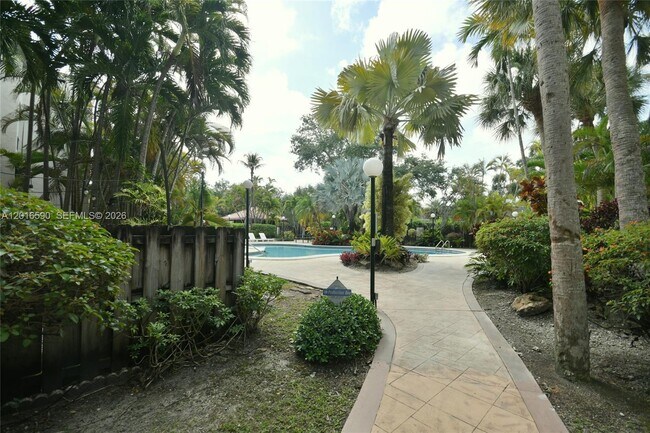 Building Photo - 6884 N Kendall Dr