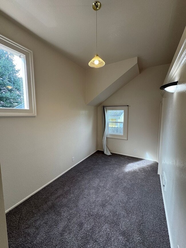 Building Photo - 724 B St