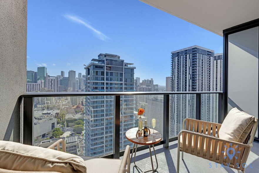 Building Photo - 601 NE 1st Ave