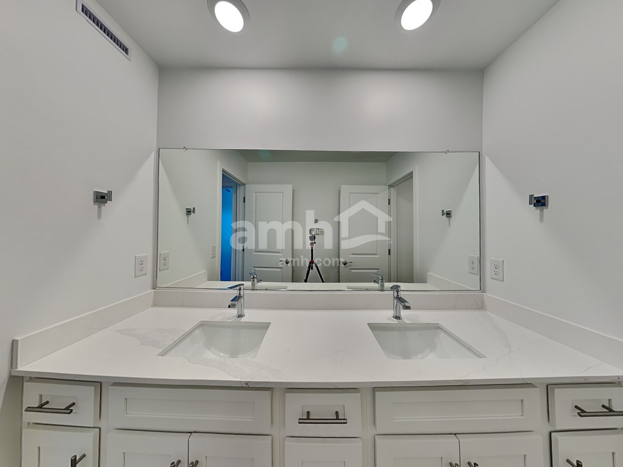 Building Photo - 6211 W Calle Bilboa