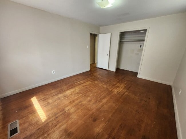 Building Photo - 104 Valley View Dr