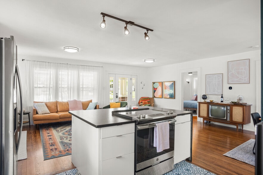 Building Photo - 640 48th St