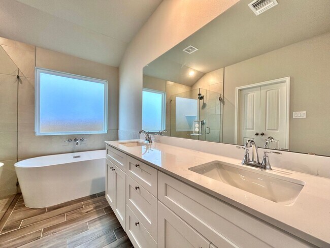 Building Photo - Charming 3-Bed, 2-Bath Home with Modern Up...