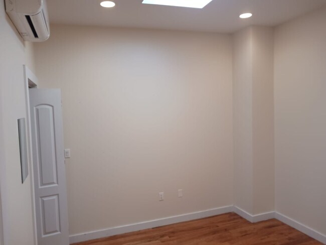 Building Photo - 126 Hart St