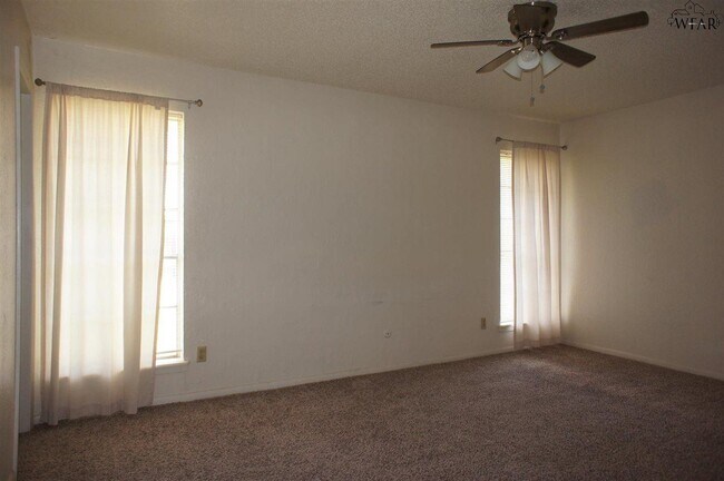 Building Photo - 4613 Spring Shadow Dr