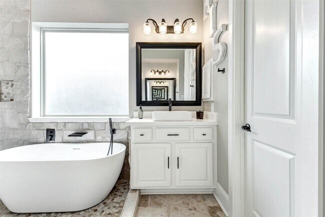 Building Photo - 5323 Lake Hill Farm Way