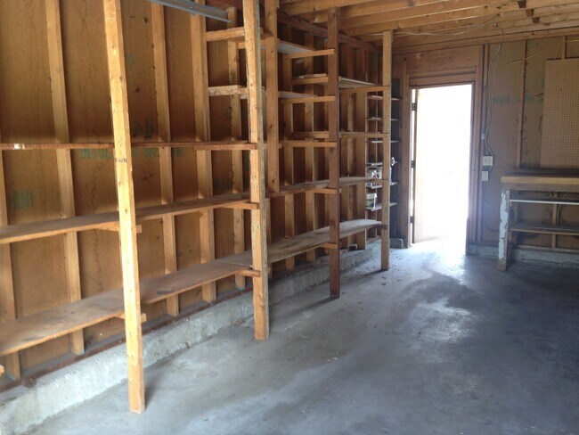 Building Photo - Holladay T/Home in Beautiful Garden Setting