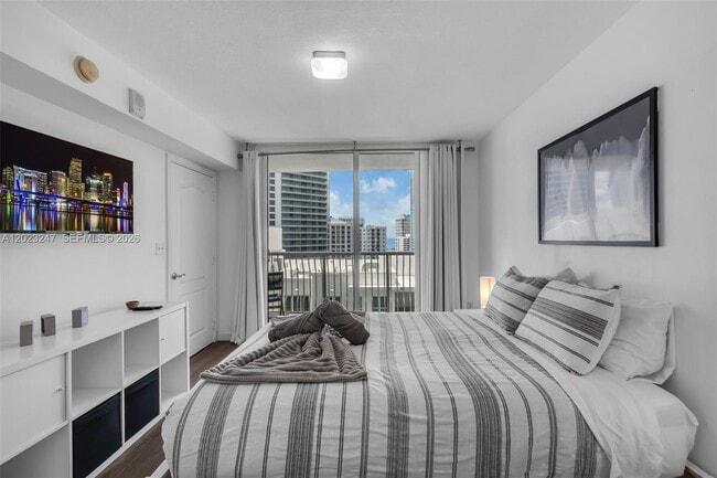Building Photo - 1200 Brickell Bay Dr