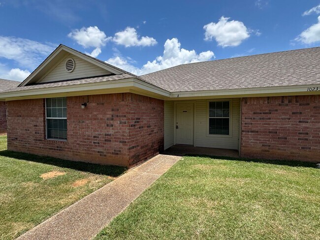 Building Photo - Updated 4 Bedroom Duplex in China Spring ISD
