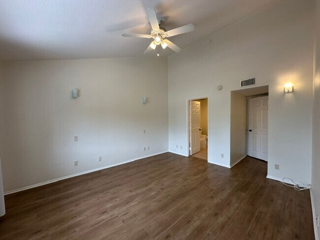 Building Photo - 22865 Del Valle St