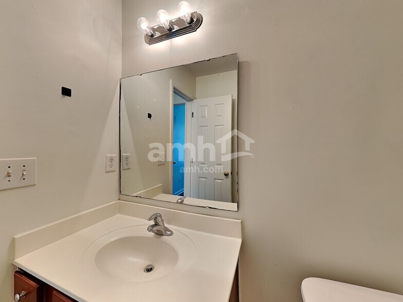 Building Photo - 4404 Wolf Run Dr