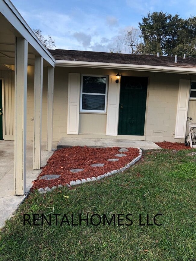 Building Photo - Remodeled Two Bedroom One Bath Duplex in Longwood Conveniently Close to Longwood Sun Rail