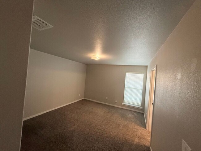 Building Photo - 3 Bed| 2 Bath in Upland Heights!