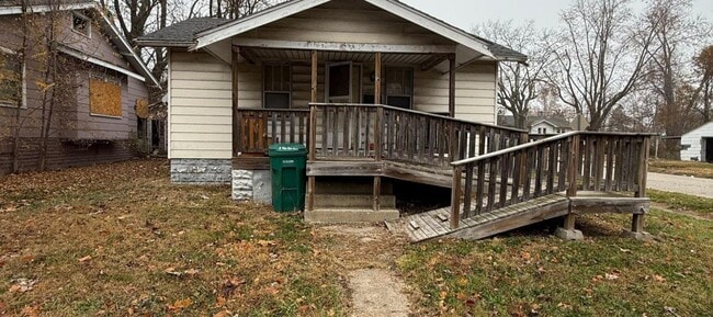 Building Photo - 1652 E Hickory St