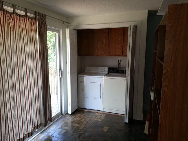 Building Photo - 2 bedroom house on large corner lot in Man...
