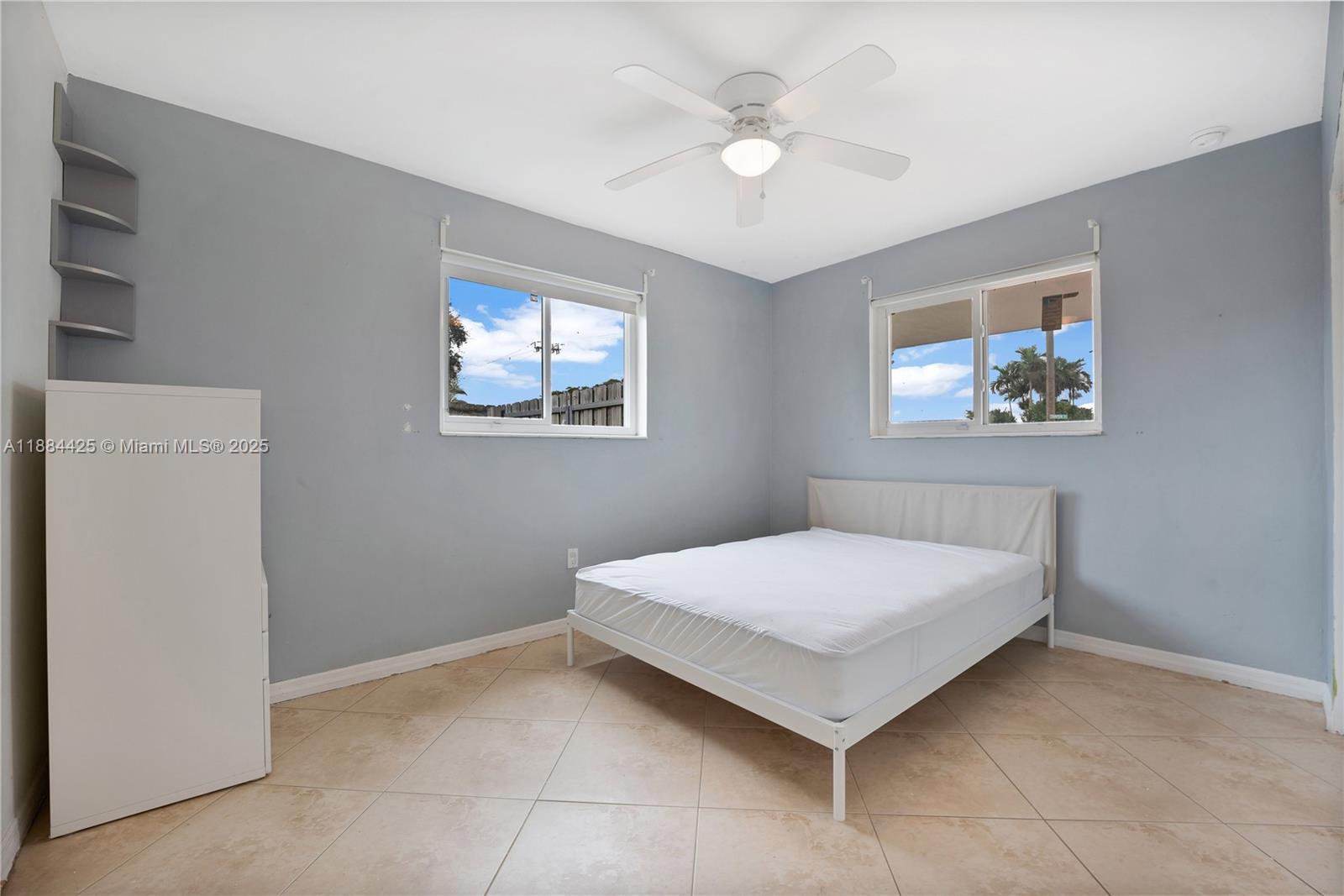Building Photo - 2441 Tarpon Dr