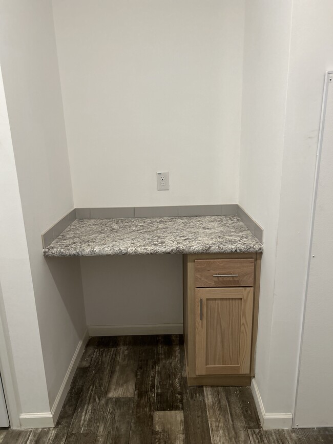 Laundry Room w/ Folding Table - 203 Ridgedale Dr