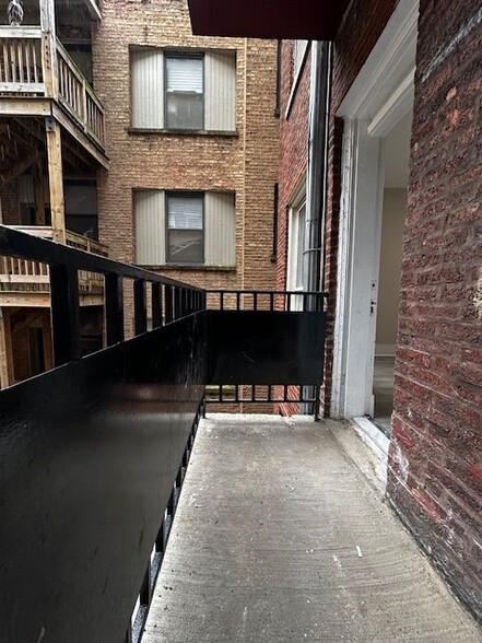 Building Photo - 4364 N Kenmore Ave