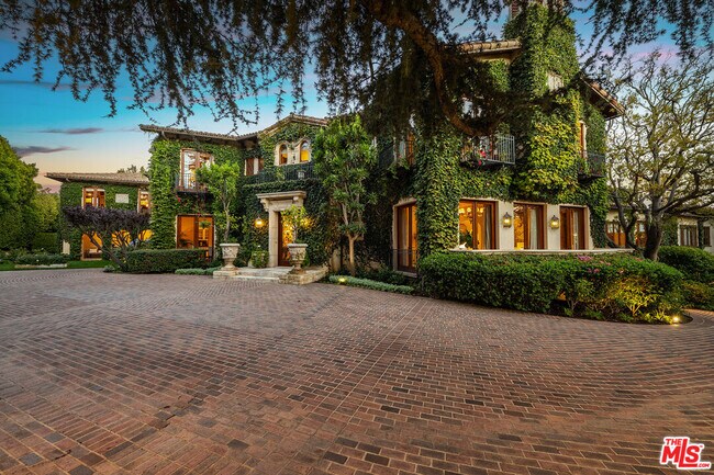 Building Photo - 1550 Amalfi Dr