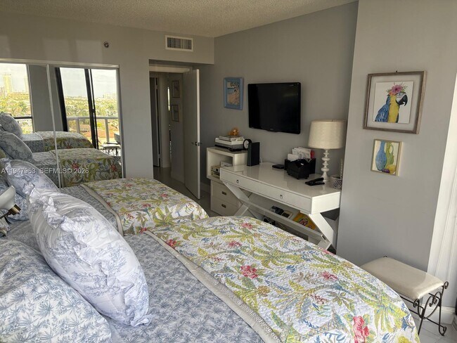 Building Photo - 3600 Yacht Club Dr